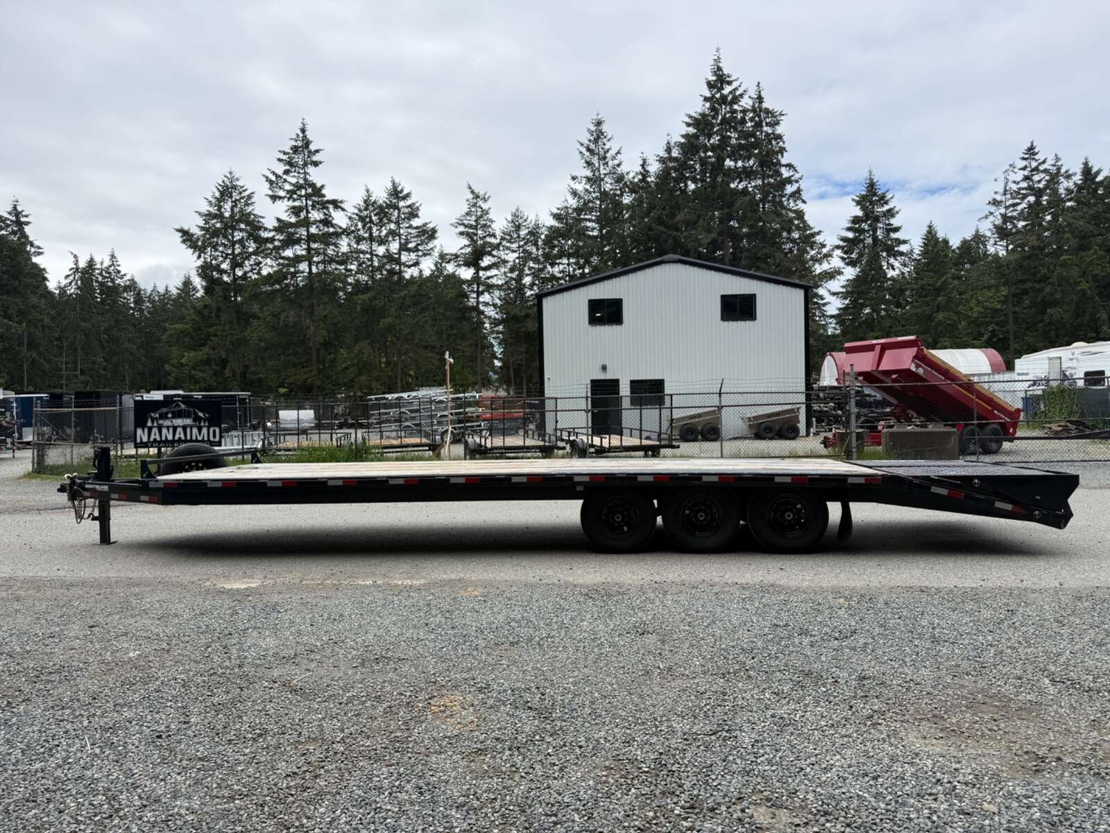 Photo of Used 2026 Southland 8.5X25' + 5' Beavertail Deckover 21,000LB GVWR